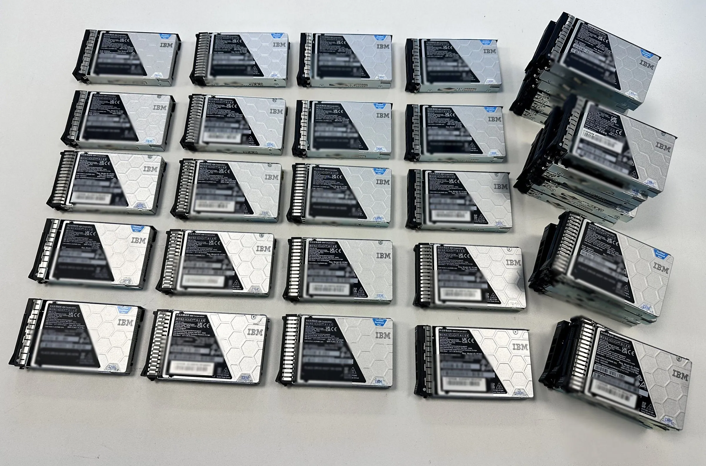 Stos modułów IBM FlashCore na naszym stanowisku przyjęć