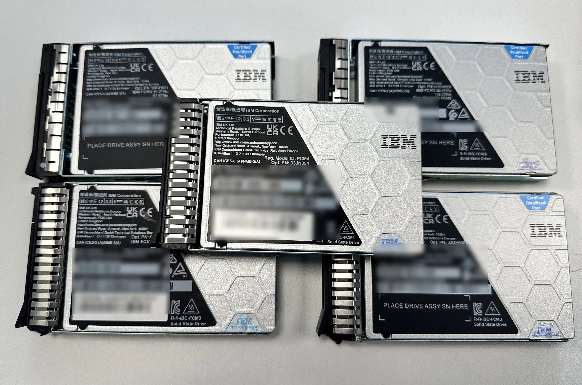 Moduły IBM FlashCore, jeden obrócony etykietą do obiektywu