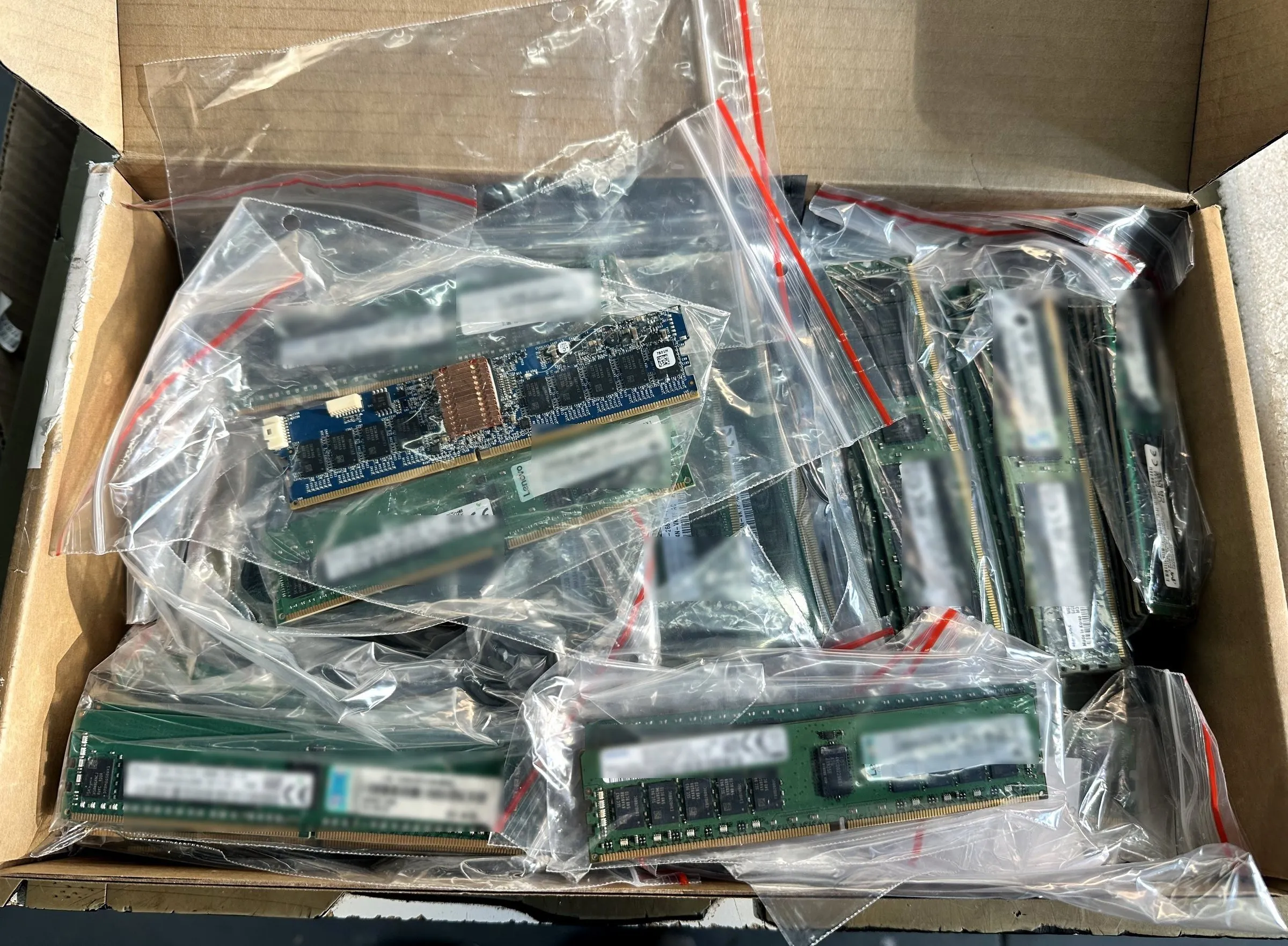 Moduły RDIMM w woreczkach antystatycznych