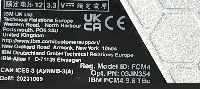 Zbliżenie etykiety modułu IBM FlashCore z linią pojemności